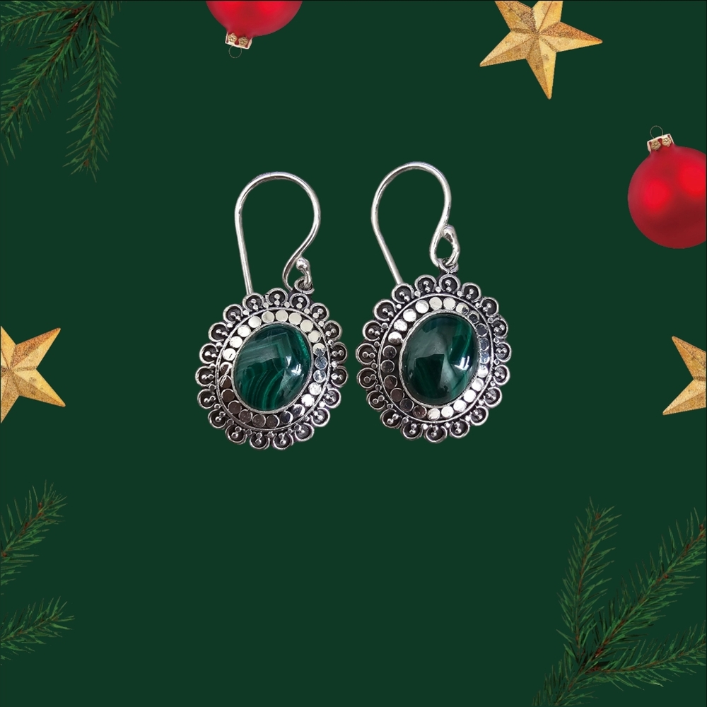 🌿 Stunning Silver Earrings with Green Stone 🌿